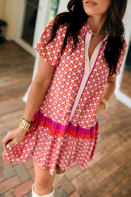 Oranssi geometrinen kukkakuvioinen väriblokkien reunus, napitettava edessä röyhelöinen helmamekko