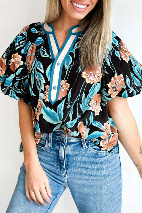 Musta kukkakuvioinen lyhythihainen kuplahihainen pusero, jossa napit ja lovipääntie