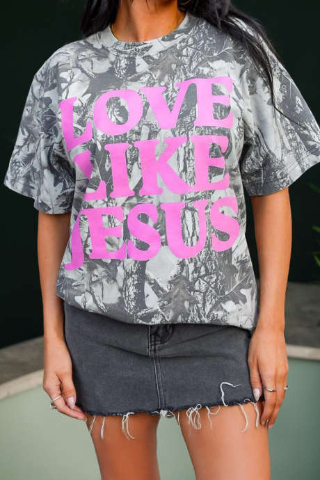 Rosa kamuflasje-t-skjorte med logo i skogsbildet LOVE LIKE JESUS