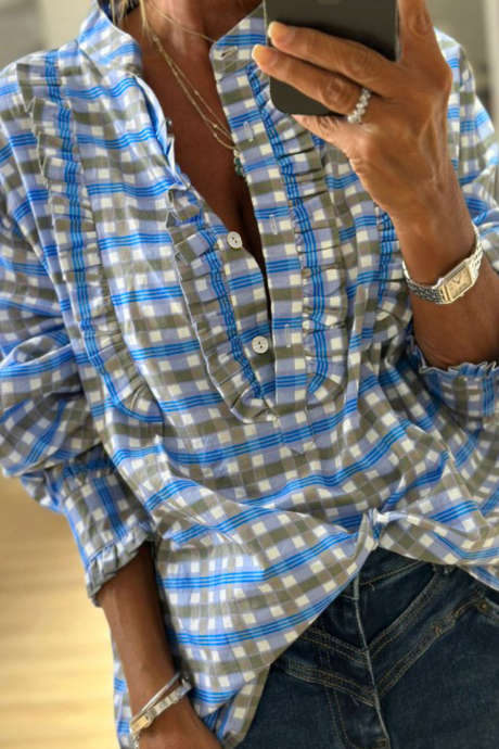 Taivaansininen ruudullinen pitkähihainen röyhelöinen puolinapillinen pusero