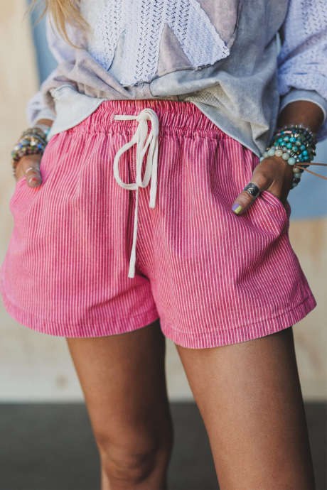 Vaaleanpunaiset raidalliset kiristysnyörillä varustetut joustavat vyötäröiset rento farkkushortsit