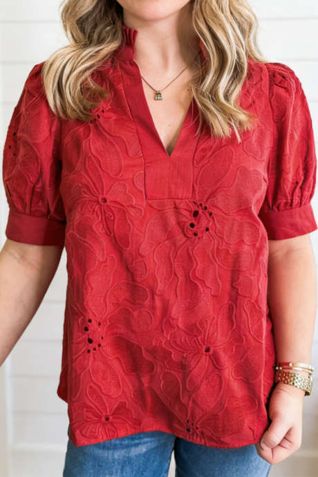 Bluza z V-izrezom in vezenim cvetličnim izvezkom v dirkalni rdeči barvi