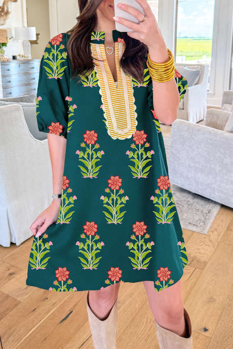 Vihreä kukkakuvioinen kontrastireunainen raidallinen tilkkutäkki lyhythihainen mekko