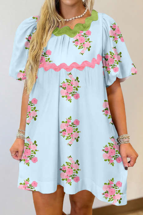 Nebesno modra obleka s cvetličnim potiskom in kontrastnimi detajli Ricrac z mehurčkastimi rokavi