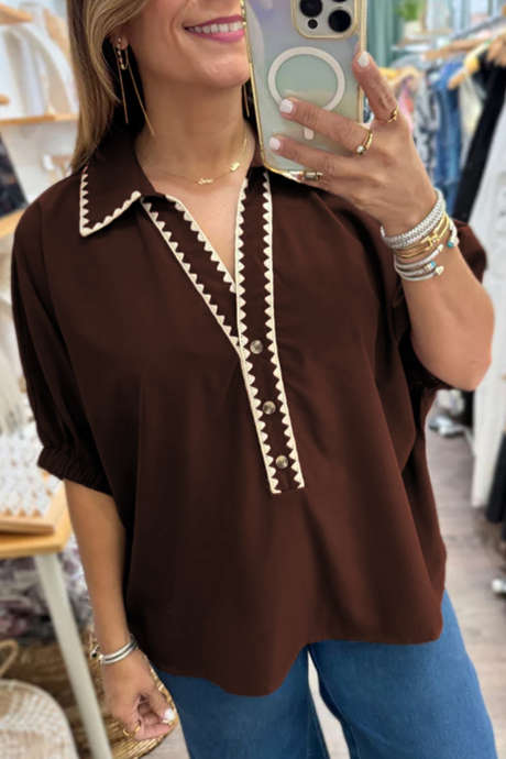 Blusa de manga corta con cuello en V, botones y ribete en contraste, estilo camisa de café LC25135431-P1017
