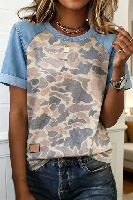 Casual T-shirt met veelkleurige camouflageprint, denim en kleurblokken op de mouwen