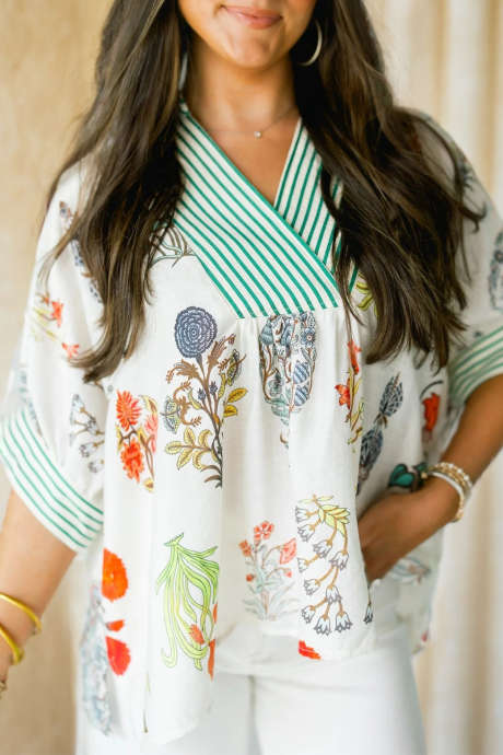 Beige blomsterprint stripete kontrastkant V-hals halvermet bluse