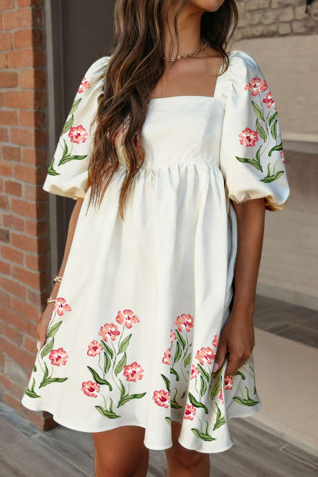 Beige blomstertrykk babydoll-kjole med puffermer