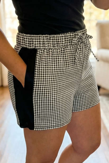 黒のショートパンツ