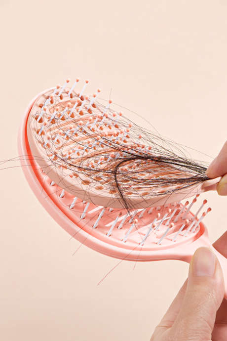 Vaaleanpunainen irrotettava itsepuhdistuva paneelilla varustettu onttouurteinen hiusharja