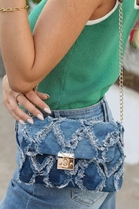 Sininen kulunut ristikkokuvioinen farkkuketjuolkalaukku