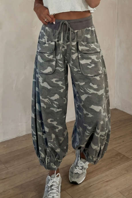 Veelkleurige cargo broek met trekkoord en contrasterende tailleband, camouflageprint.