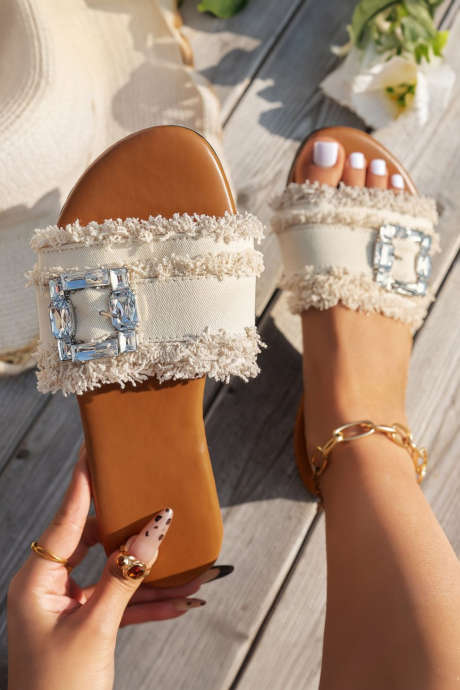 Valkoiset rispaantuneet leveänauhaiset strassisoljillä koristellut tohvelit