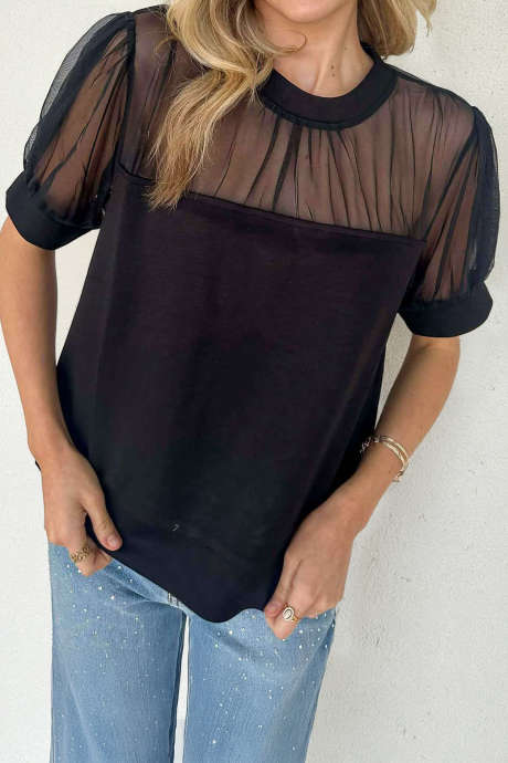 無地で透け感のあるブラックトップス