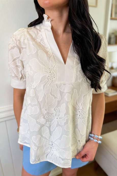 Bela enobarvna bluza z vezenim cvetjem in V-izrezom