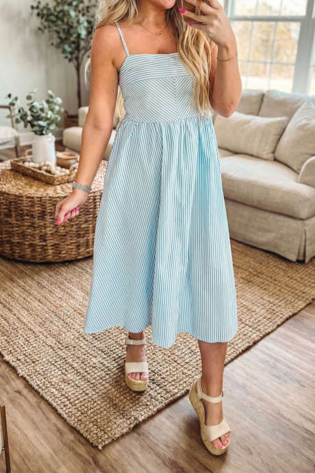 スカイブルーストライプ 魅力的なストライプミディドレス - ネイビー