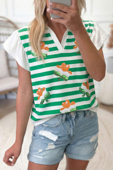 Zelen črtast top z bleščicami in živahnimi deteljicami ter plapolajočimi rokavi za dan svetega Patrika