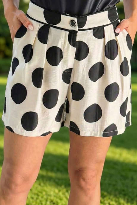 ベージュのショートパンツ