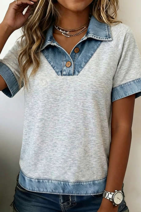 Lysegrå denimtopp med korte ermer og kontrastkrage