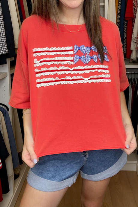 Tulinen punainen punainen, valkoinen ja röyhelöinen t-paita