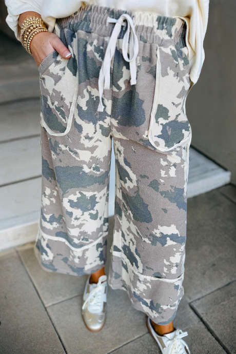 Rjave maskirne hlače s kontrastnimi vezalkami in neobdelanim robom, ohlapne