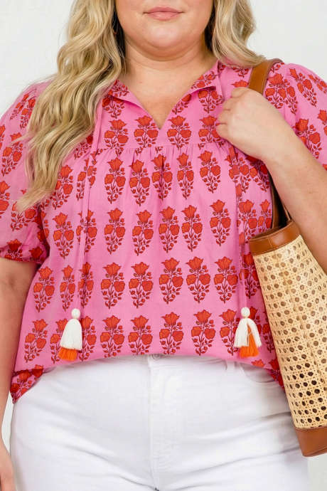 Roza plus size bluza s cvetličnim potiskom, resicami in nabranimi rokavi