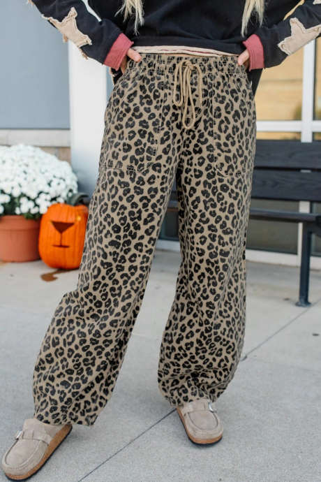 Khakifarbene Jeans mit Leopardenmuster, Kordelzug, elastischem Bund und Taschen