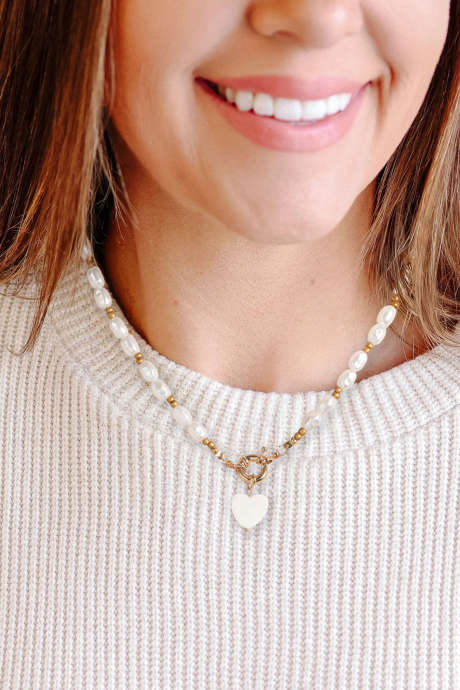 Collana con ciondolo a forma di cuore in perla dorata e chiusura a scatto