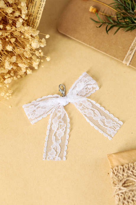 Accessoire nœud papillon en dentelle blanche élégante avec fermoir mousqueton BH043493-P1