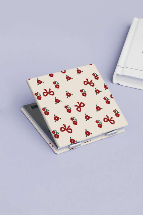 Kompaktno potovalno ogledalo za ličenje z belim ljubkim cvetličnim potiskom in pentljo