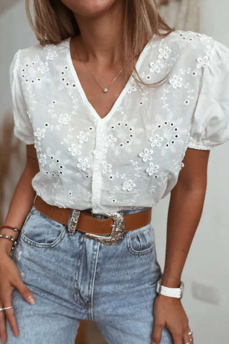 Valkoinen kirjailtu paita