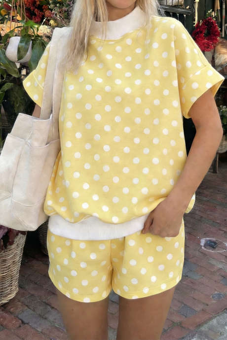 Kratek komplet z rumenim pikčastim potiskom in barvnimi bloki