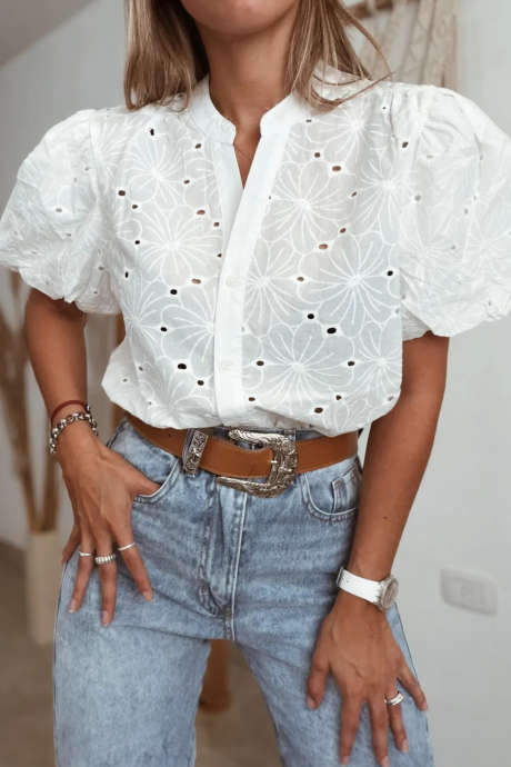 Valkoinen kirjailtu paita