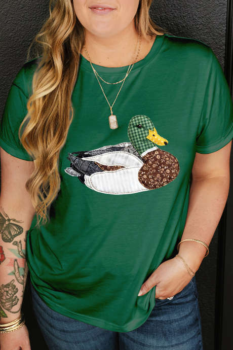 Temno zelena majica z umetno patchwork vzorcem in grafiko za večje velikosti z raco mlakarico