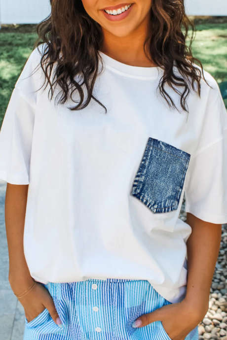 Valkoinen väriblokilla varustettu rintataskullinen rento lyhythihainen paita