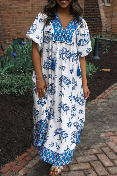 Rochie albastră cu imprimeu abstract boho și decolteu în V, cu ciucuri și imprimeu contrastant