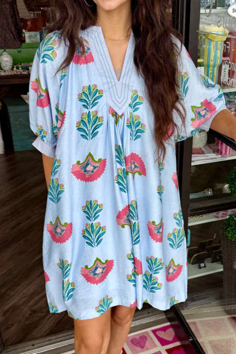 Nebesno modra etnična cvetlična obleka z V-izrezom in napihnjenimi rokavi
