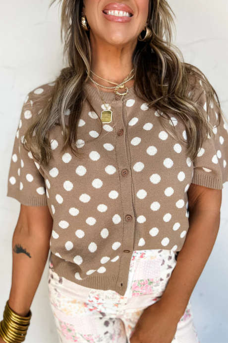 Temno kaki pikčast pulover s kratkimi rokavi in ​​gumbi