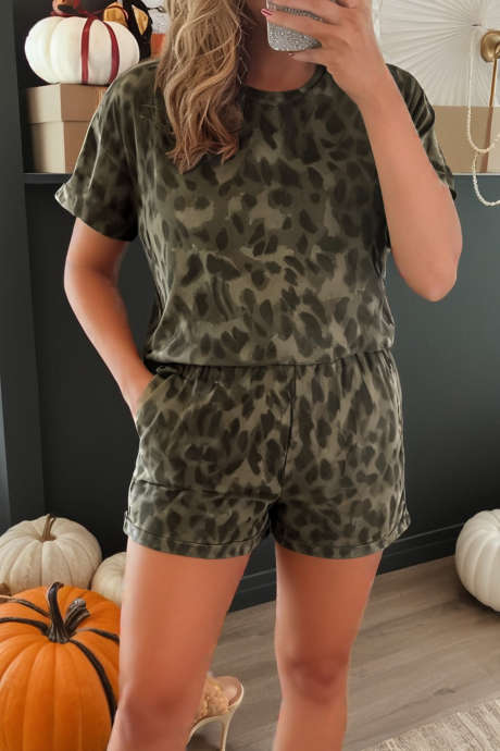Conjunto de shorts com estampa de leopardo marrom e gola redonda