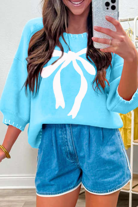 Svetlo moder pulover s spuščenimi rameni in velikim trakom ter kontrastnimi šivi