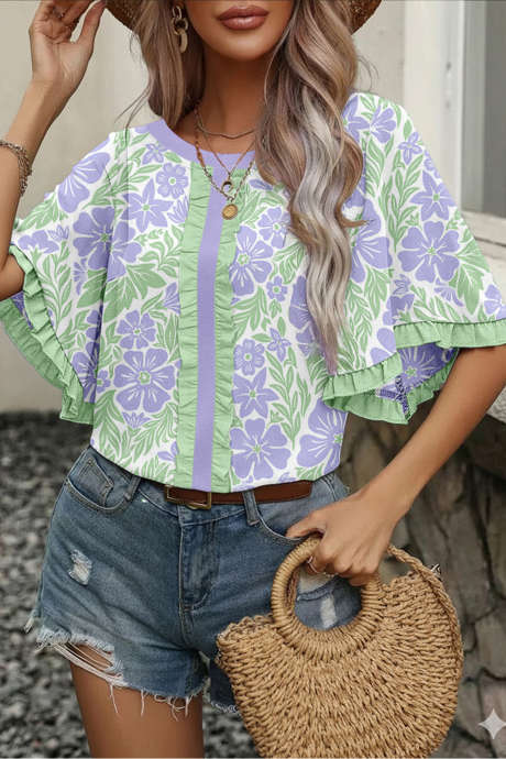 Vijolična bluza s cvetličnim potiskom in nabranimi barvnimi bloki ter pol rokavi