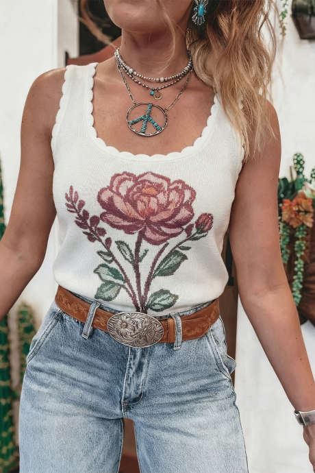 سترة صوفية بيضاء محبوكة بنقشة زهور كلاسيكية وياقة مربعة مزخرفة