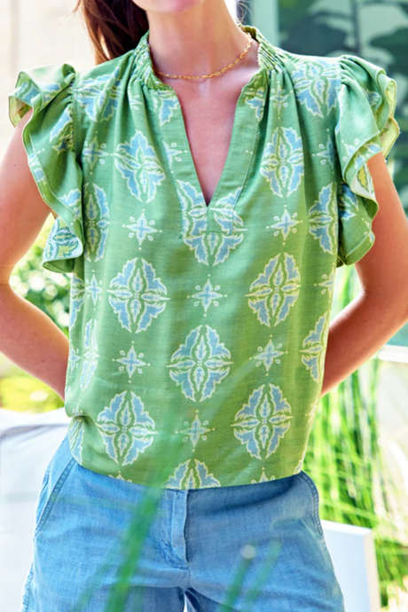 Grønn bluse med etnisk trykk og korte ermer med v-hals og rysjer