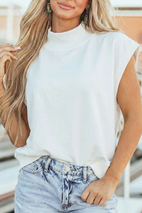 Bel enobarvni top z visokim ovratnikom in kratkimi rokavi