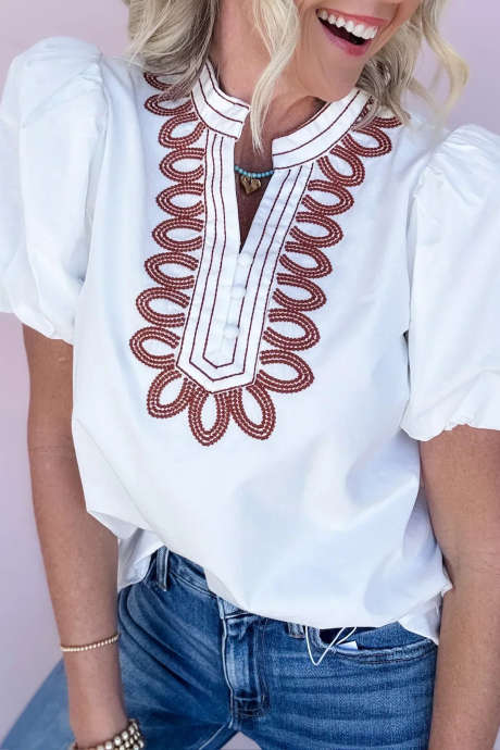 Bela bluza z etničnim vezenjem in kratkimi napihnjenimi rokavi