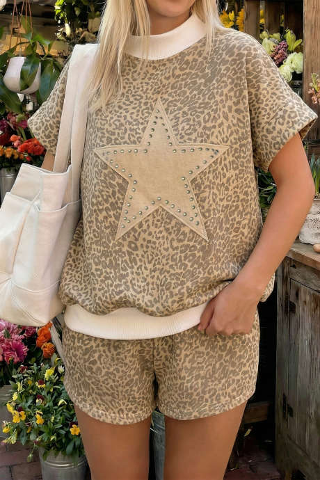 Komplet kratkih hlač z dvema kaki leopardjim vzorcem in barvnimi bloki ter zvezdami