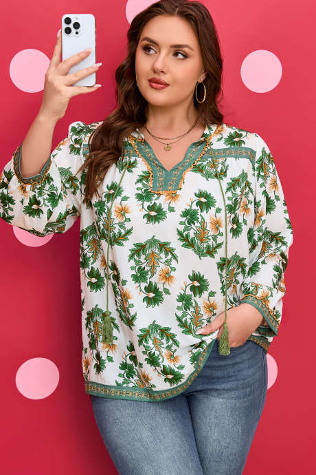 Blouse verte grande taille à imprimé floral contrastant, empiècements et pompons, manches 3/4