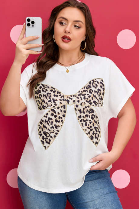 Bela plus size majica z leopardjim vzorcem in vezenino