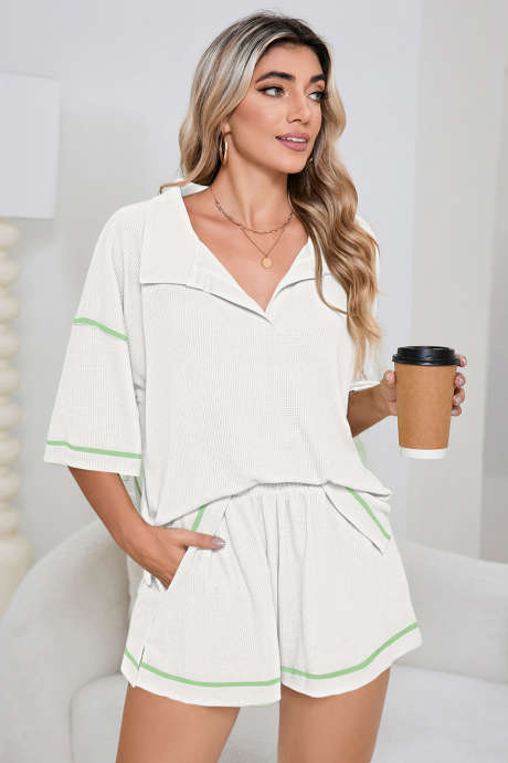 Komplet kratkih hlač iz 2 kosov z belim zračnim vzorcem in barvnimi bloki vafljev