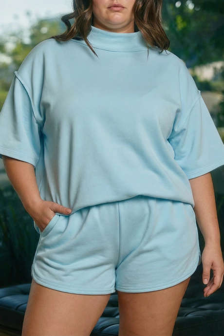 Megleno moder enobarven top z lažnim izrezom in polovičnimi rokavi - Plus Size kratki komplet 2 kosov